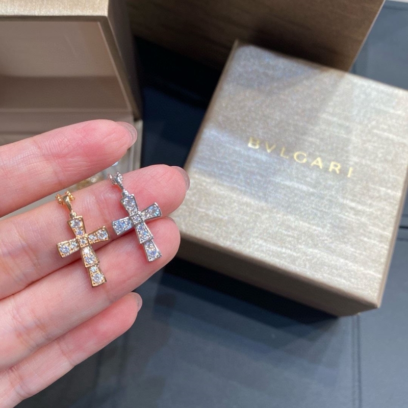 Bo*te*ga venenta necklaces